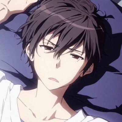 女子踹人前被保安关车门夹腿